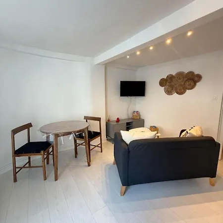 Moderne Equipe, Petit Exterieur * Nimes