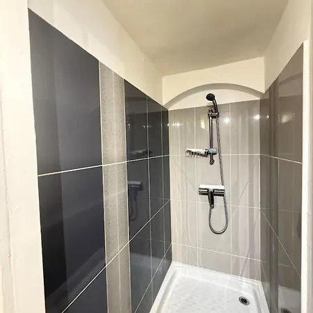 Moderne Equipe, Petit Exterieur